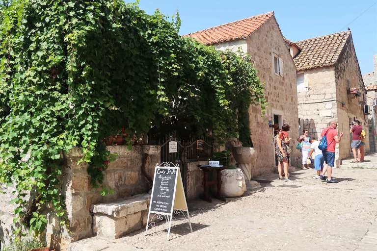 lady-pi-pi-cafe-and-patrons